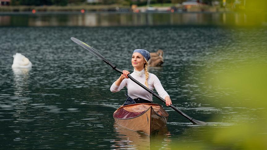 Silvia Schneider beim Kanu fahren am Ossiachersee