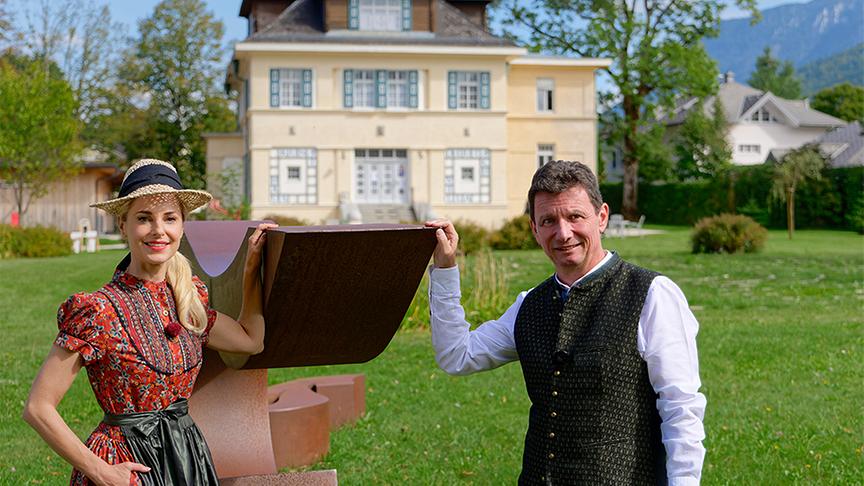 Silvia wird von Urgestein Frowin Fajtak durch Strobl begleitet.