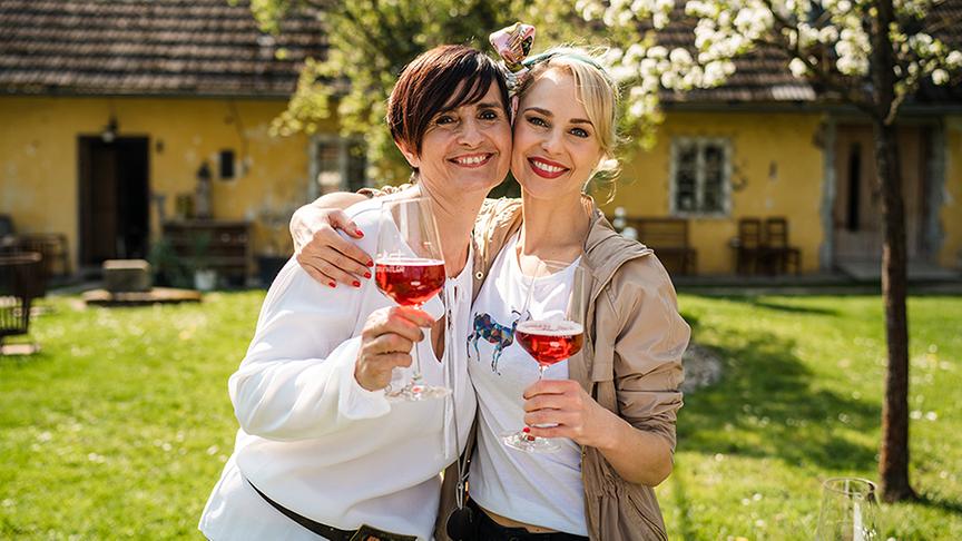 Silvia mit Karin Maleninsky.