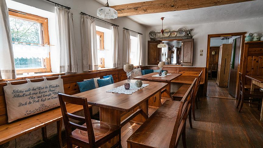 Silvia zu Besuch am Hof von Karin und Robert Maleninsky, die Most und Obstperlwein produzieren.