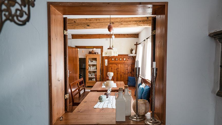 Silvia zu Besuch am Hof von Karin und Robert Maleninsky, die Most und Obstperlwein produzieren.