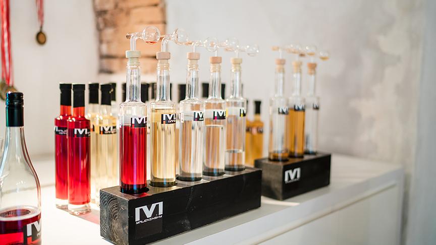 Silvia zu Besuch am Hof von Karin und Robert Maleninsky, die Most und Obstperlwein produzieren.