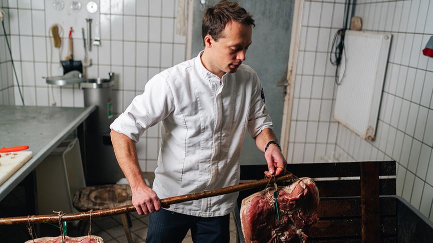 Silvia besucht Schloss Lerchenhof, wo sie von Hausherr Johann Steinwender die Speckzubereitung lernt.