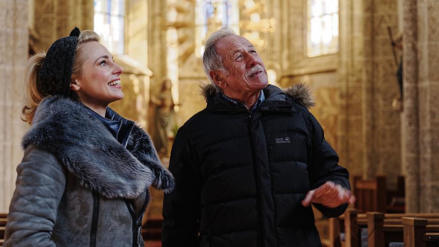 Silvia besichtigt mit Alois Hartinger die Pfarrkirche in Filzmoos