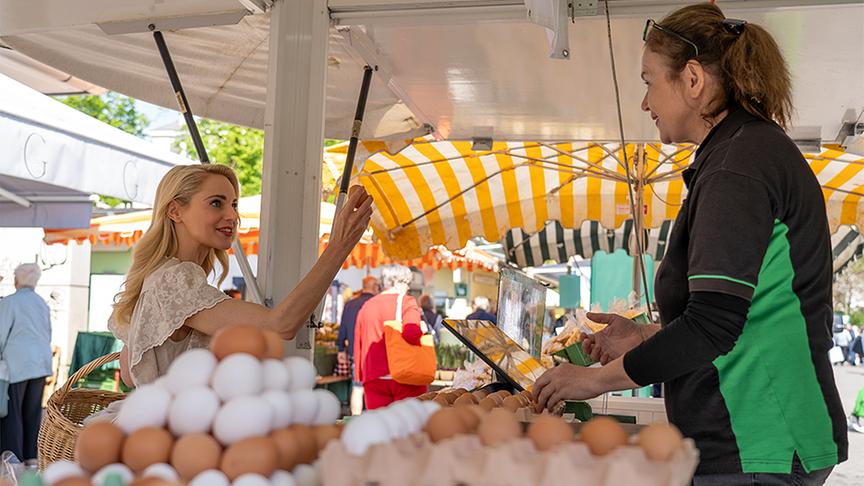 © ORF/Silvia Schneider GmbH/Dominik Grüner Silvia kauft Eier bei Rosa Gumplmayr.