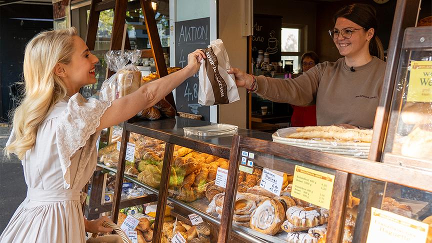 © ORF/Silvia Schneider GmbH/Dominik Grüner Silvia kauft bei regionalen Produzenten ein.