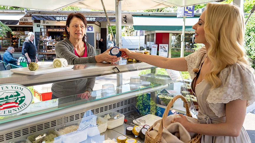 © ORF/Silvia Schneider GmbH/Dominik Grüner Einkauf am Stand von Gertie Eckerstorfer.