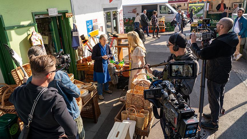 © ORF/Silvia Schneider GmbH/Dominik Grüner Interview mit Maria Kössler vor dem altem Greißler (Emaille-Geschirr).