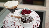Soufflé von der Zartbitterschokolade, marinierte Beeren, Zimt Vanille Obers, Ristretto