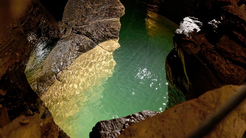 © ORF/ Silvia Schneider GmbH/ Juraj Melicher Silvia erkundet die Spannangelhöhle.