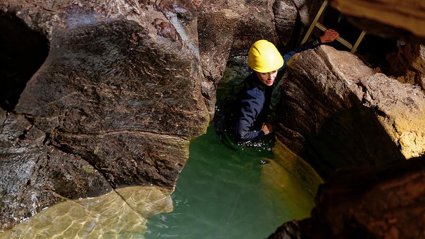 © ORF/ Silvia Schneider GmbH/ Juraj Melicher Silvia erkundet die Spannangelhöhle.