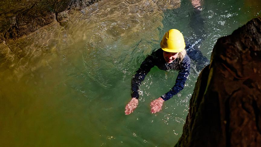 © ORF/ Silvia Schneider GmbH/ Juraj Melicher Silvia erkundet die Spannangelhöhle.