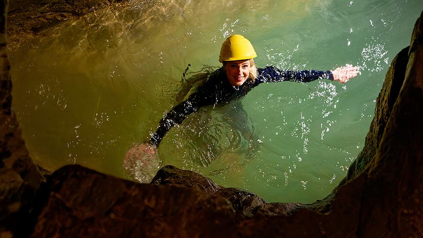 © ORF/ Silvia Schneider GmbH/ Juraj Melicher Silvia erkundet die Spannangelhöhle.