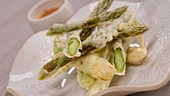Spargel-Tempura mit Togarashi-Mayo