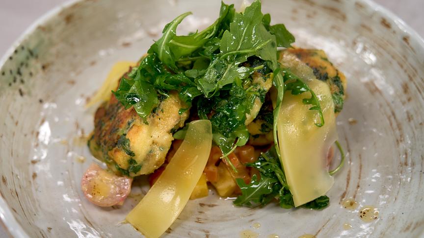 © Foto: ORF/ Silvia Schneider GmbH/ Christopher Vogel Spinatknödel auf Rahmgemüse