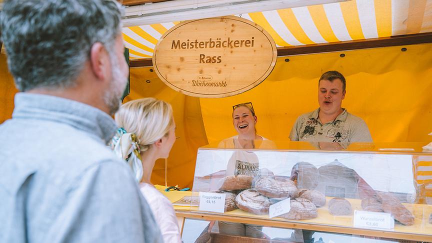 © Foto: Simeon Baker Der Wochenmarkt in St. Johann.