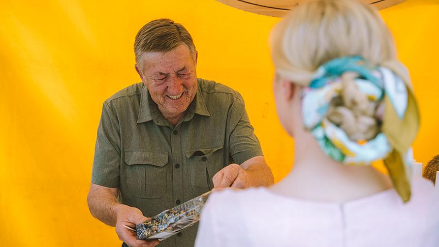 © Foto: Simeon Baker Der Wochenmarkt in St. Johann.