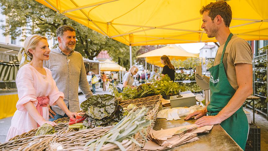 © Foto: Simeon Baker Der Wochenmarkt in St. Johann.