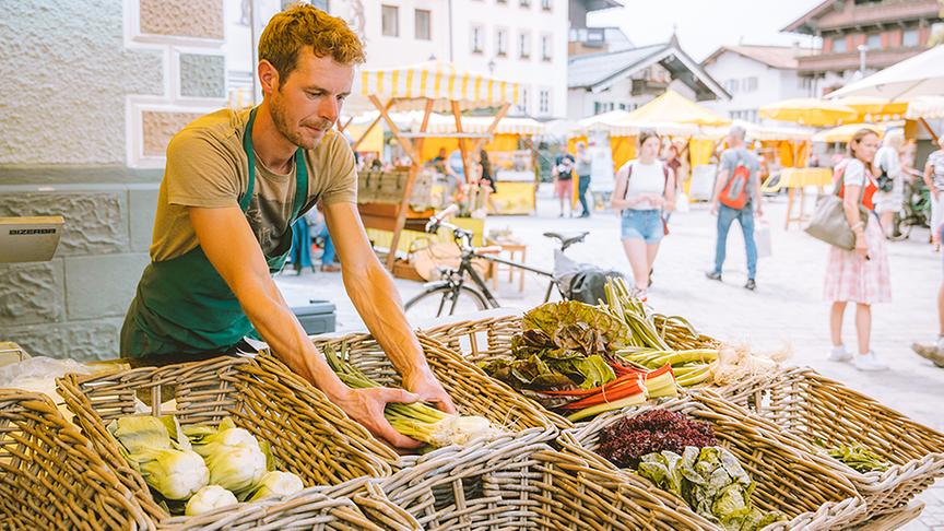 © Foto: Simeon Baker Der Wochenmarkt in St. Johann.