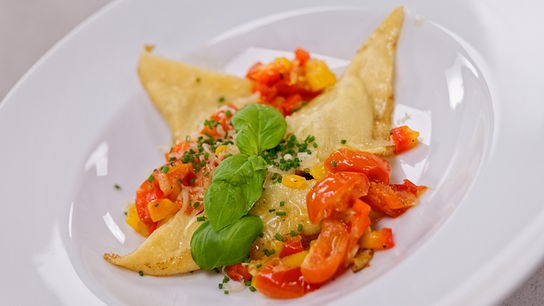© Silvia Schneider GmbH/ Juraj Melicher Steirische Eierschwammerltascherl mit Paprikagemüse, Bergkäse und Brauner Butter