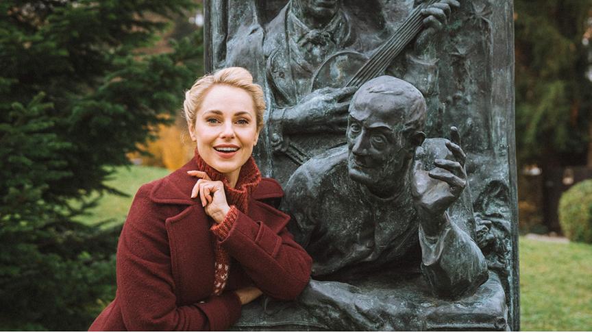 © ORF/ Silvia Schneider GmbH/ Simeon Baker Das "Stille Nacht"-Denkmal in Oberndorf