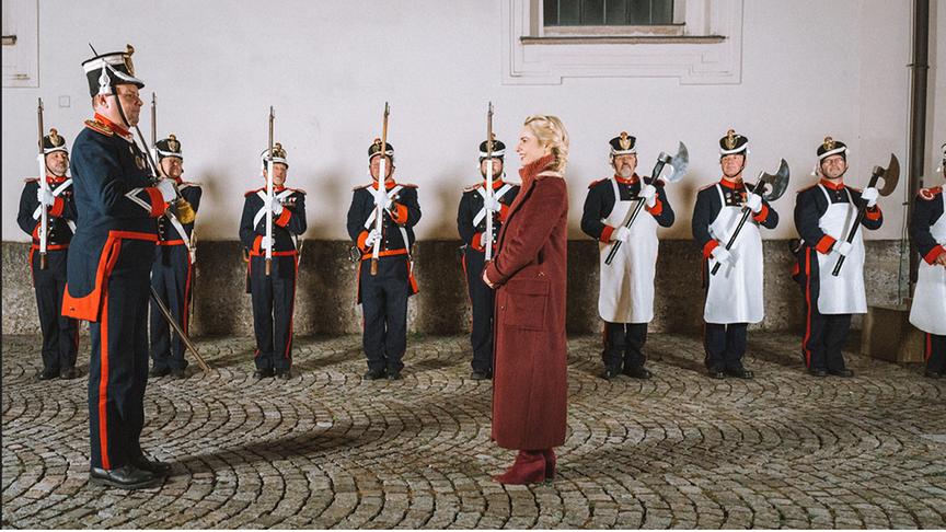 © ORF/ Silvia Schneider GmbH/ Simeon Baker Ehrenwache mit Bürgergarde vorm Stille Nacht Museum
