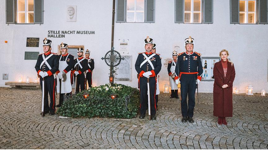© ORF/ Silvia Schneider GmbH/ Simeon Baker Ehrenwache mit Bürgergarde vorm Stille Nacht Museum