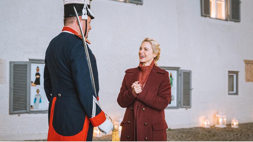 © ORF/ Silvia Schneider GmbH/ Simeon Baker Ehrenwache mit Bürgergarde vorm Stille Nacht Museum