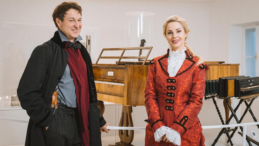 © ORF/ Silvia Schneider GmbH/ Simeon Baker "Stille Nacht"-Museum in Hallein (im Bild: Silvia Schneider & Heimo Thiel als Franz Xaver Gruber)