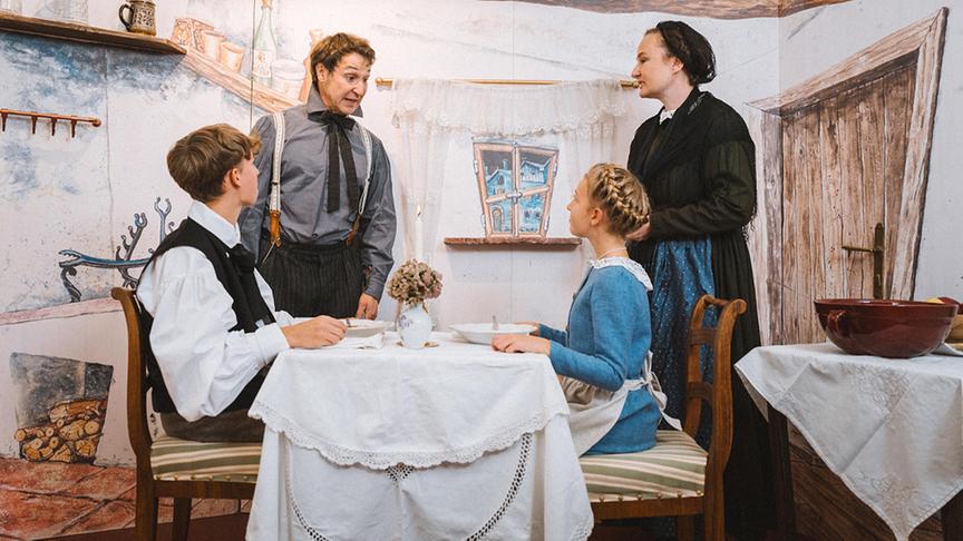 © ORF/ Silvia Schneider GmbH/ Simeon Baker Schauspiel "... wie es damals war" (Kinderschauspieler: Lavinia & Lian Harrer)