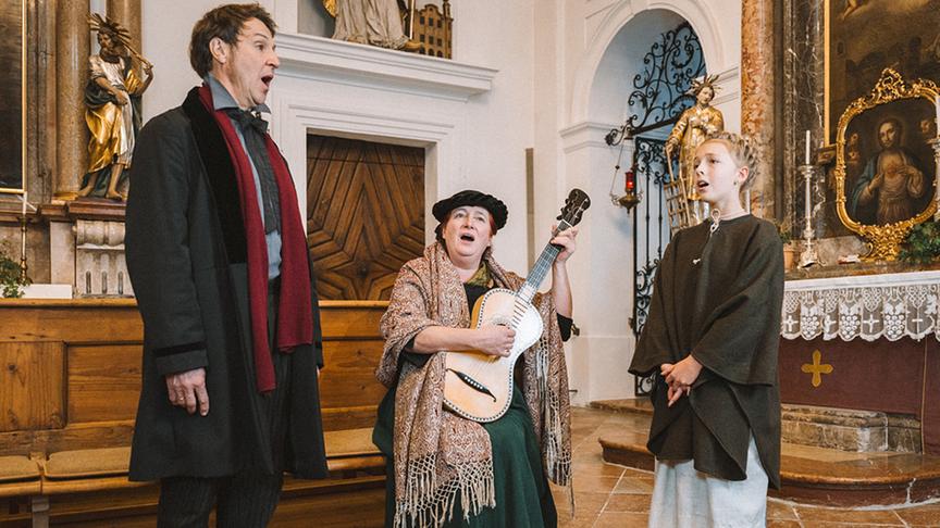 © ORF/ Silvia Schneider GmbH/ Simeon Baker "Stille Nacht"-Singen in der Stadtpfarrkirche St. Antonius mit mit Heimo Thiel, Martina Mathur & Lavina