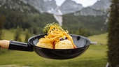 Stinkerknödel mit Wildkräutersalat
