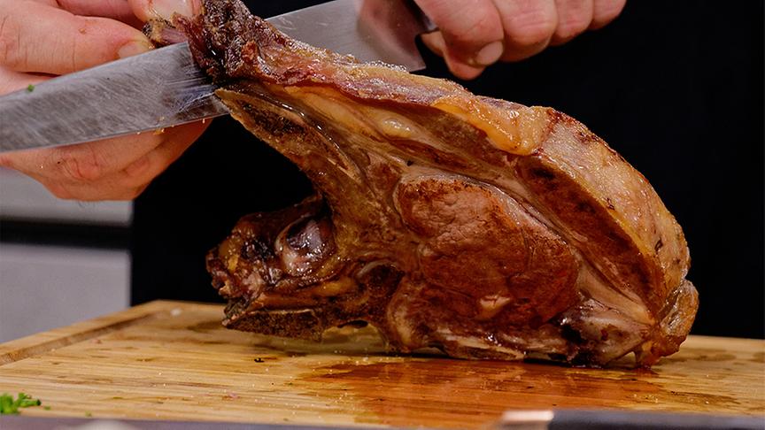 © Foto: ORF/ Silvia Schneider GmbH/ Juraj Melicher T-Bone Steak vom Kalb mit Gersten-Ragout & Steinpilzen