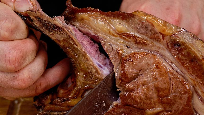 © Foto: ORF/ Silvia Schneider GmbH/ Juraj Melicher T-Bone Steak vom Kalb mit Gersten-Ragout & Steinpilzen