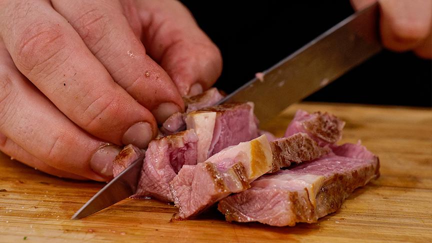 © Foto: ORF/ Silvia Schneider GmbH/ Juraj Melicher T-Bone Steak vom Kalb mit Gersten-Ragout & Steinpilzen