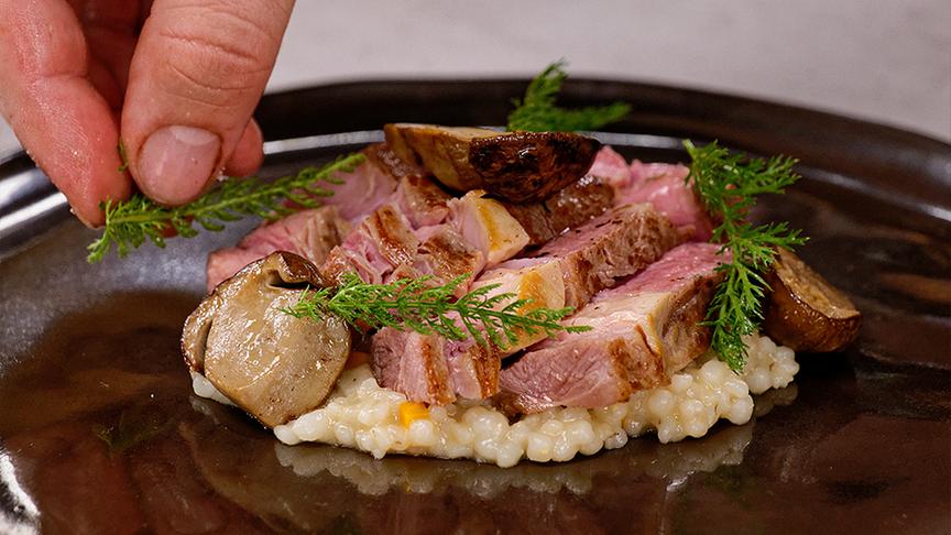 © Foto: ORF/ Silvia Schneider GmbH/ Juraj Melicher T-Bone Steak vom Kalb mit Gersten-Ragout & Steinpilzen