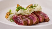 Tataki vom Lamm mit Kohlrabi, Knoblauch & Koriander
