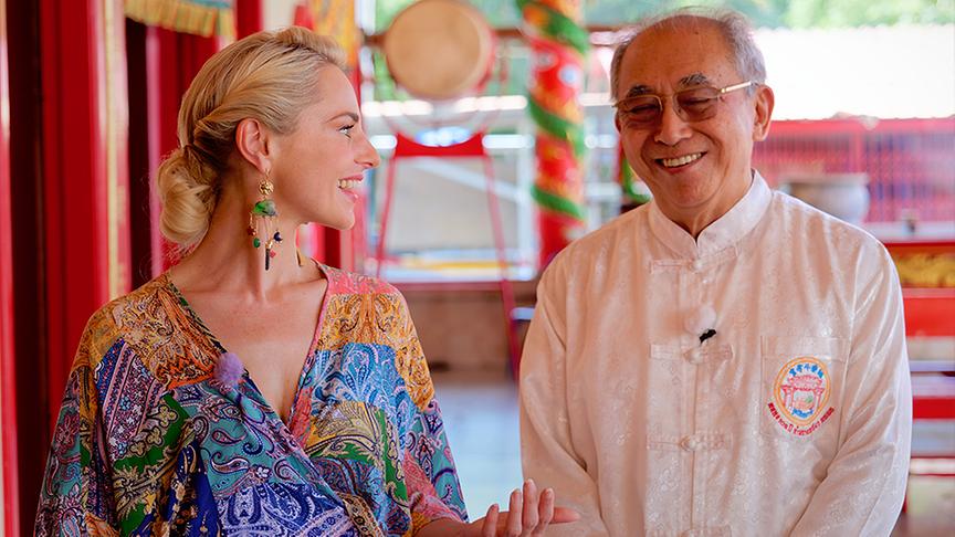 © ORF/ Silvia Schneider GmbH/ Juraj Melicher Prasert Fakthongphol begrüßt Silvia im Bang Neow Schrein.