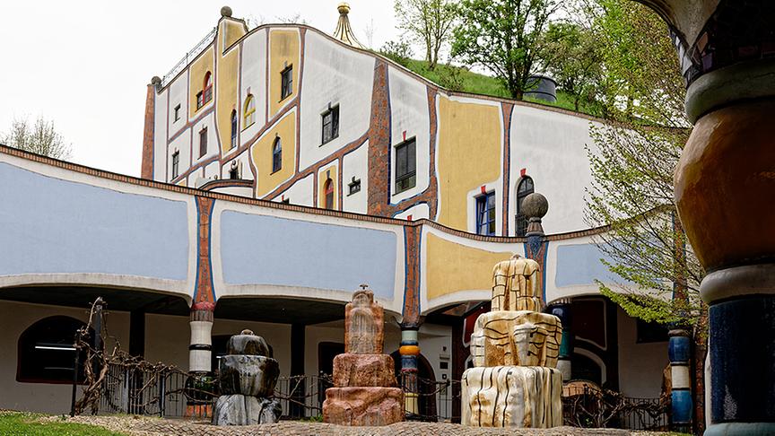 Das Rogner Bad Blumau ist ein architektonisches Gesamtkunstwerk und wurde von Friedensreich Hundertwasser entworfen.