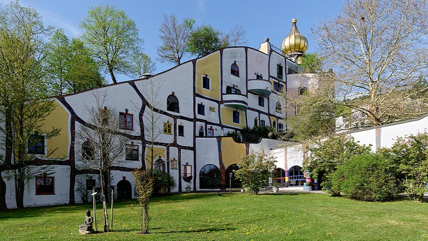 Das Rogner Bad Blumau ist ein architektonisches Gesamtkunstwerk und wurde von Friedensreich Hundertwasser entworfen.