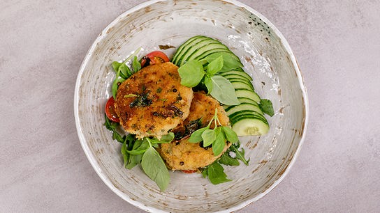 © Foto: ORF/ Silvia Schneider GmbH/ Juraj Melicher Thunfisch-Laibchen & Venusmuscheln mit Safran und Fenchel (im Bild: Thunfisch-Laibchen)