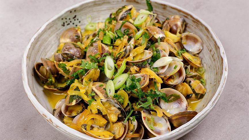 Thunfisch-Laibchen & Venusmuscheln mit Safran und Fenchel (im Bild: Venusmuscheln)