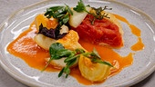 Tomaten-Tarte mit Artischocken, Maiwipferl-Oxymel und weißem Pfirsich