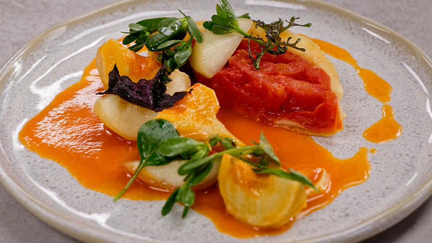 Tomaten-Tarte mit Artischocken, Maiwipferl-Oxymel und weißem Pfirsich
