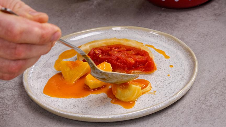 Tomaten-Tarte mit Artischocken, Maiwipferl-Oxymel und weißem Pfirsich