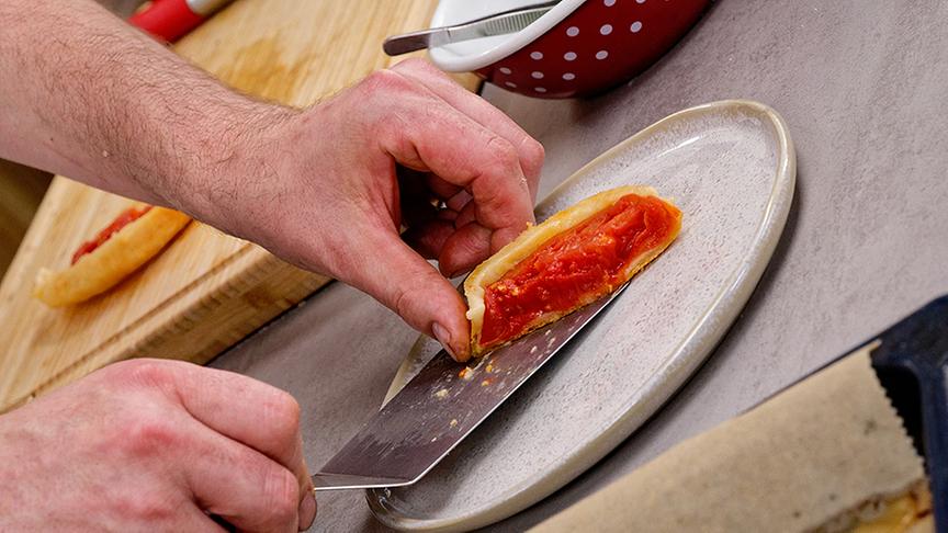 Tomaten-Tarte mit Artischocken, Maiwipferl-Oxymel und weißem Pfirsich