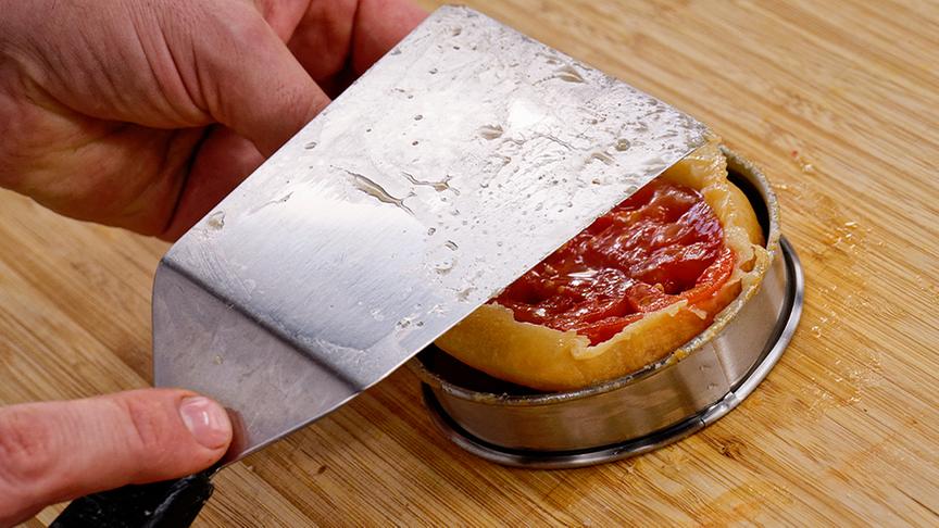 Tomaten-Tarte mit Artischocken, Maiwipferl-Oxymel und weißem Pfirsich