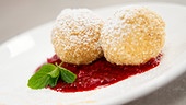 Topfen Nougat Knödel in süßen Bröseln