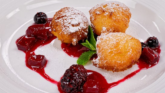 Topfenbällchen mit weihnachtlichem Rote Rüben-Beerenragout