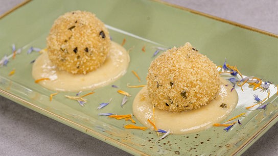 Topfenknödel im Kürbiskernmantel an Eisapfelmost-Sabayon